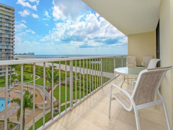 Beautiful Vacation Condo in Marco Island Steps from Beach