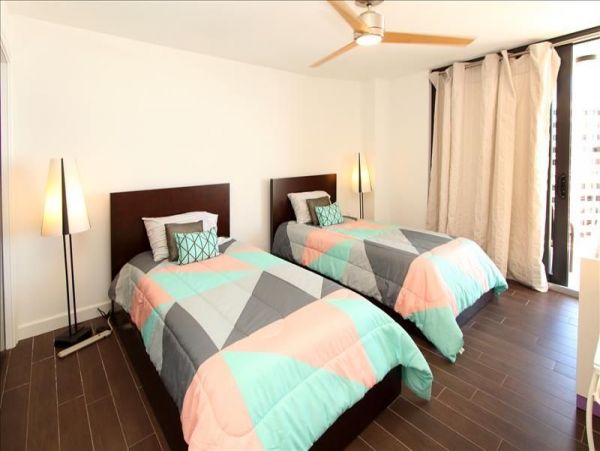 Lovely 2 Bedroom Vacation Condo Sleeps 5