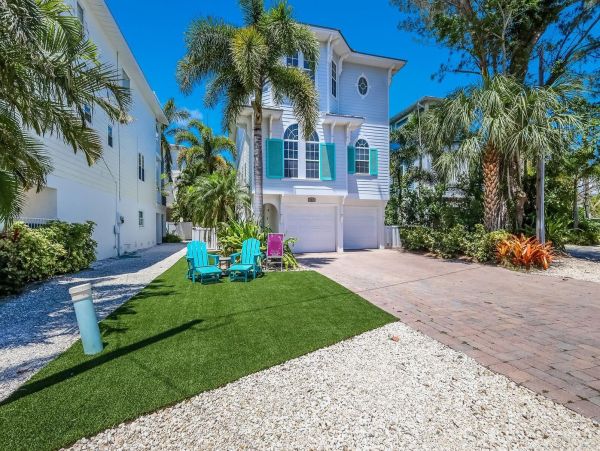 Anna Maria Island Vacation Pool Home Sleeps Twelve Guests
