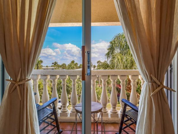 Holmes Beach Vacation Pool Home 3 Bedroom Sleeps Six Guests