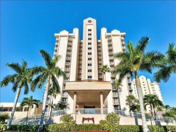 Three Bedroom Beachfront Condo in Naples