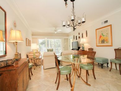 Cozy 2-Bed Condo Near Naples Beach & Third Street Shops