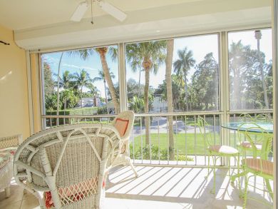 Cozy 2-Bed Condo Near Naples Beach & Third Street Shops