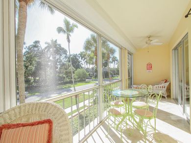 Cozy 2-Bed Condo Near Naples Beach & Third Street Shops
