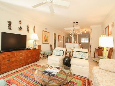 Cozy 2-Bed Condo Near Naples Beach & Third Street Shops