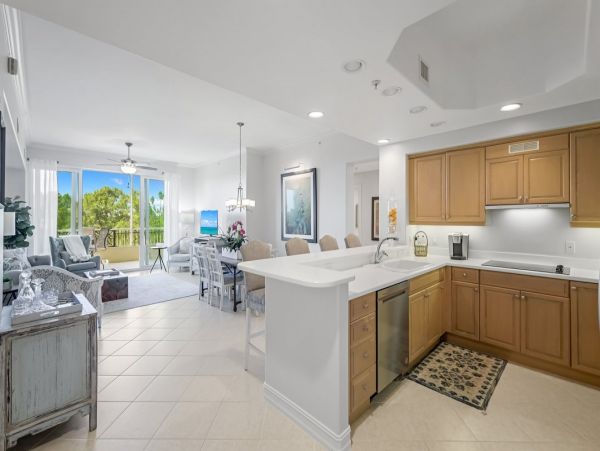 Beautiful Condo with Shared Pool, Spa, Tennis Courts and more