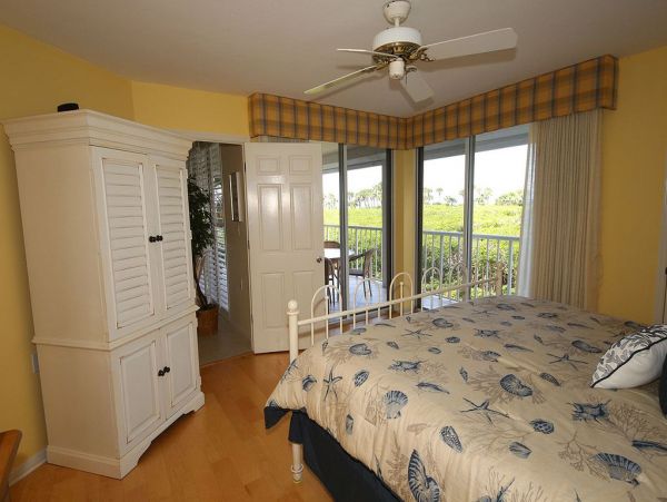 Two Bedroom Vacation Condo in Naples Sleeps Six Guests