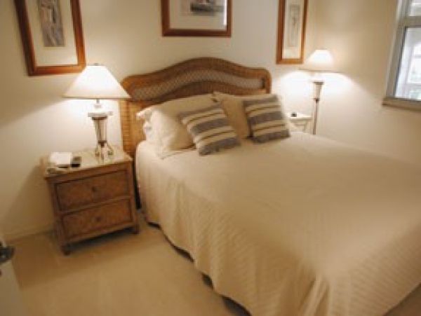Charming 2-Bedroom Condo in Naples