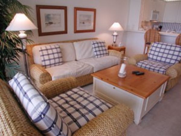 Charming 2-Bedroom Condo in Naples