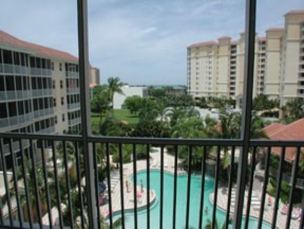 Charming 2-Bedroom Condo in Naples