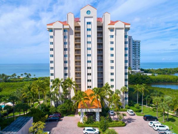 Beautiful Condo with Full Ocean Views Short Walk to Beach