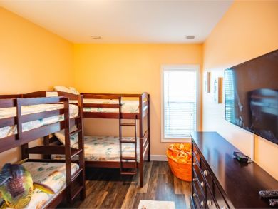 Marathon Vacation Home Sleeps Ten Guests
