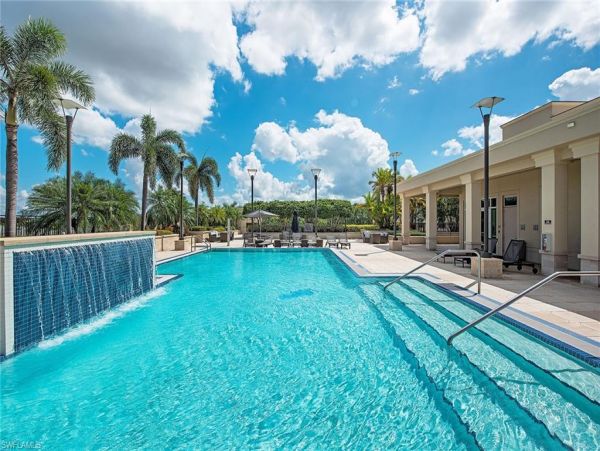 Two Bedroom Vacation Condo in Naples Sleeps Four Guest