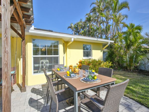 Bradenton Lakefront Three Bedroom Vacation Home