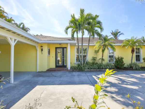 Bradenton Lakefront Three Bedroom Vacation Home