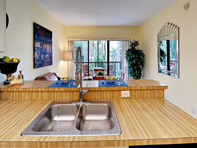 Brandenton Vacation Condo Sleeps Four Guests.