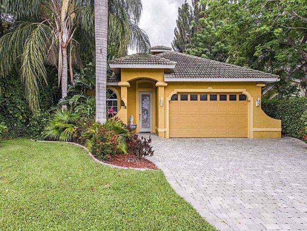 Naples 3 Bedroom Vacation Home Sleeps 6 Guests Private Pool