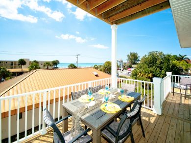 Stunning 3 Bedroom Duplex with Gulf Views from the Rooftop