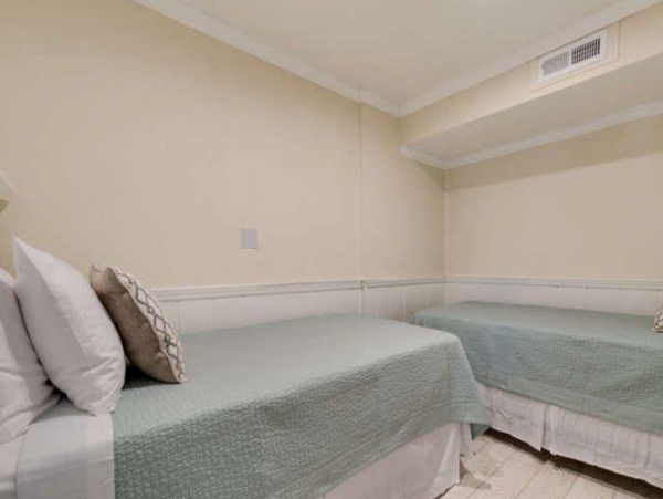 Siesta Key Vacation Cottage Sleeps Eight Guests.