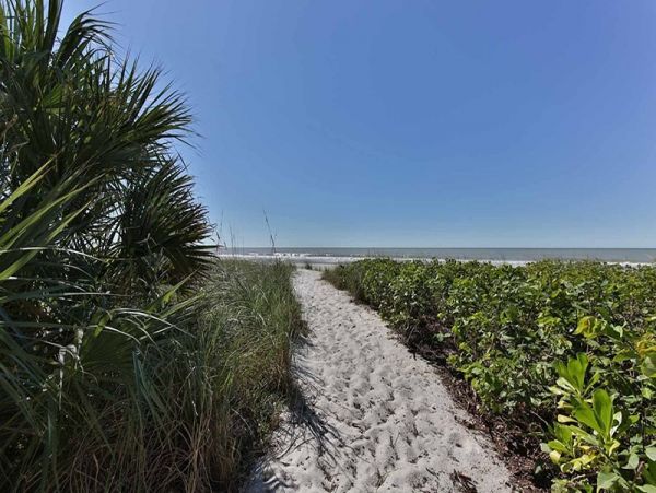 Beachfront Vacation Condo with Great Amenities