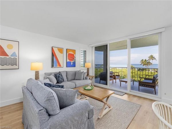 Naples Vacation Condo with 2 Bedroom Close to Beaches