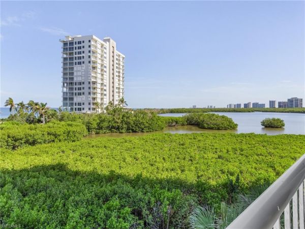 Naples Vacation Condo with 2 Bedroom Close to Beaches