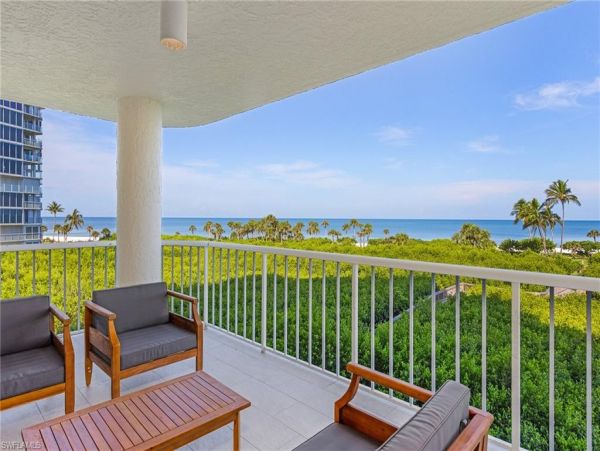 Naples Vacation Condo with 2 Bedroom Close to Beaches