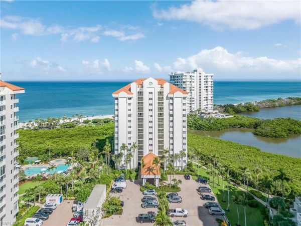 Naples Vacation Condo with 2 Bedroom Close to Beaches