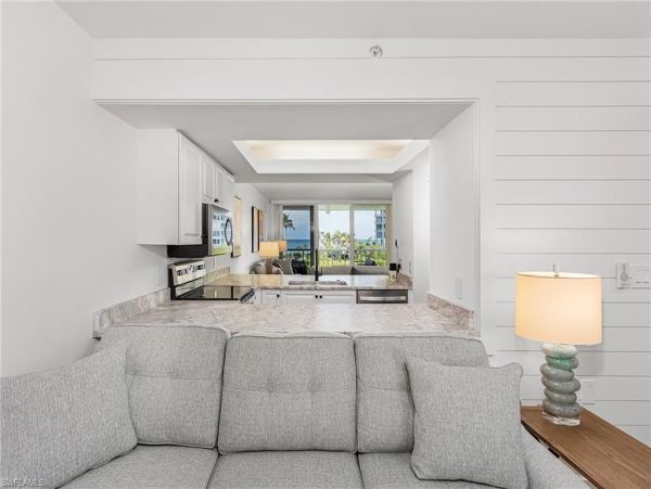 Naples Vacation Condo with 2 Bedroom Close to Beaches