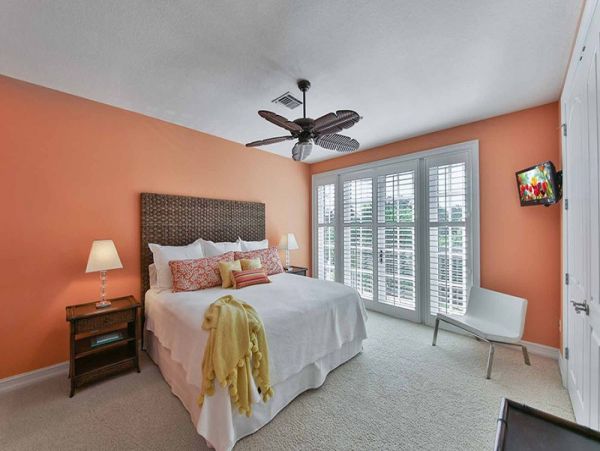 Naples 3 Bedroom Rental Condo with Balcony Walk to Beach