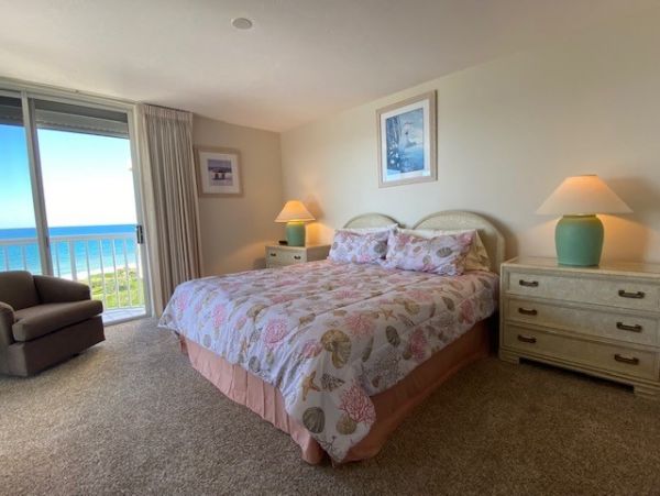 Lovely 3 Bedroom Condo in Naples with Spectacular View of the Gulf