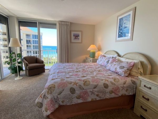 Lovely 3 Bedroom Condo in Naples with Spectacular View of the Gulf