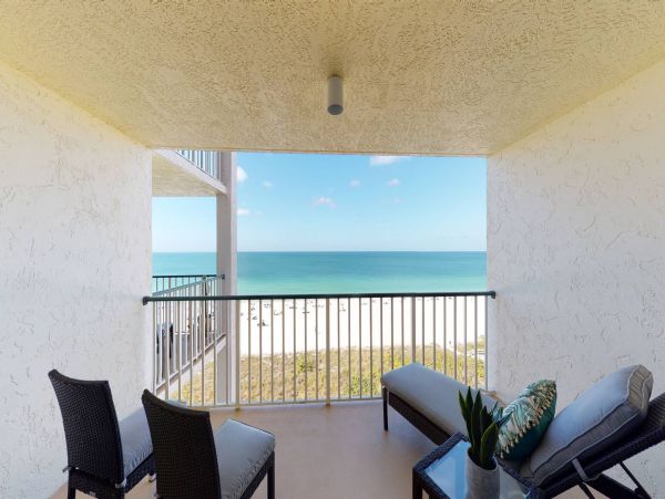 Lovely Beachfront Marco Island Condo with Balcony