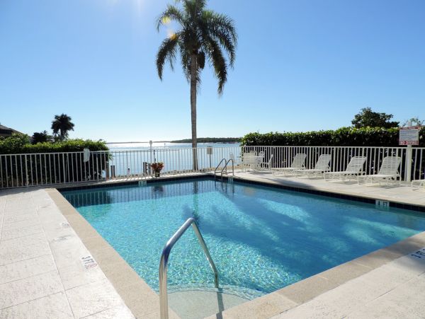 Lovely Condo with 2 Bedrooms in Marco Island