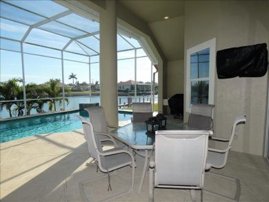 Marco Island Delightful Pool Home on Water