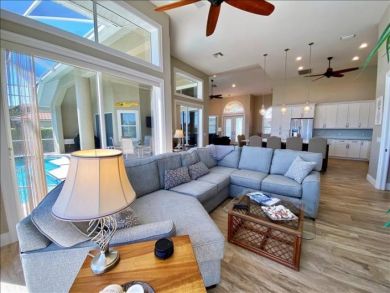 Marco Island Delightful Pool Home on Water