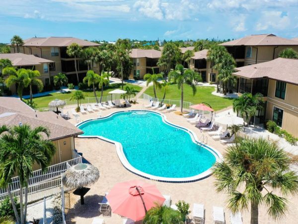 Short Walk to Beach Two Bedroom Vacation Condo in Sanibel
