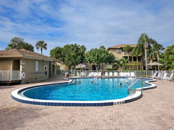 Sanibel Beautiful Two Bedroom Vacation Condo - Walk to Beach