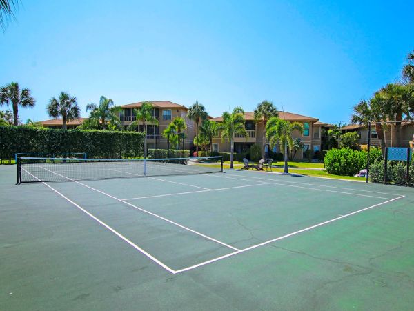 Sanibel Beautiful Two Bedroom Vacation Condo - Walk to Beach