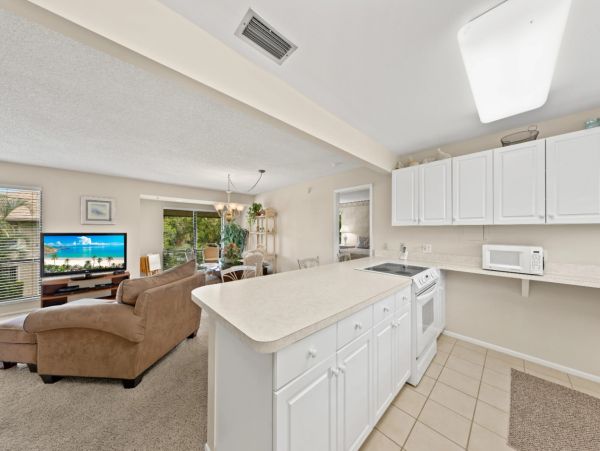 Sanibel Beautiful Two Bedroom Vacation Condo - Walk to Beach