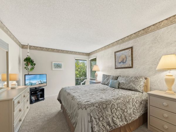 Sanibel Beautiful Two Bedroom Vacation Condo - Walk to Beach