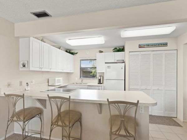 Sanibel Beautiful Two Bedroom Vacation Condo - Walk to Beach