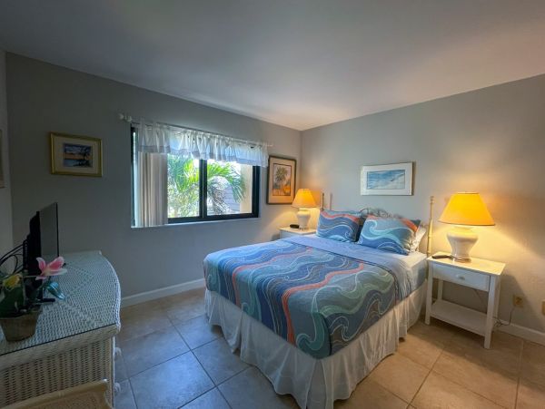 Beachfront Marco Island Condo: Steps to Sand & Pool