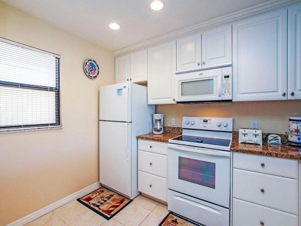Cozy 2 Bedroom Townhouse Sleeps 6 Guests