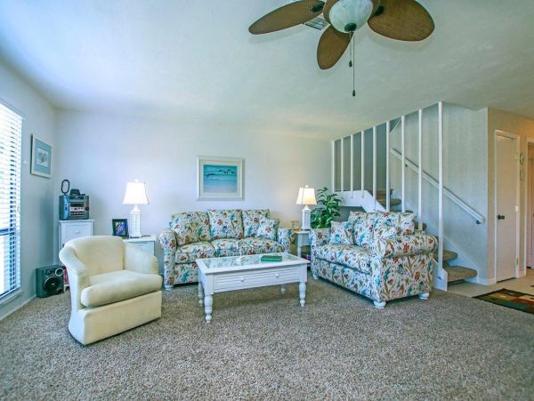 Cozy 2 Bedroom Townhouse Sleeps 6 Guests