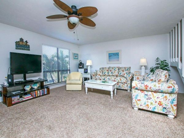Cozy 2 Bedroom Townhouse Sleeps 6 Guests