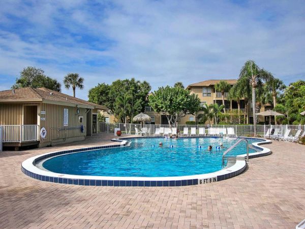 Cozy 2 Bedroom Townhouse Sleeps 6 Guests