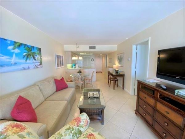 Beachfront Two Bedroom Vacation Condo Sleeps 4