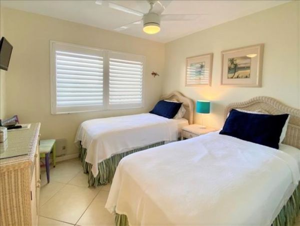 Beachfront Two Bedroom Vacation Condo Sleeps 4