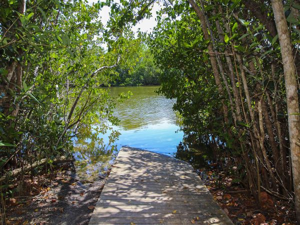 Beautiful Sanibel Vacation Condo Walk to Beach